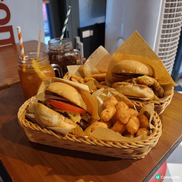 Burger Joys 係灣仔一間開咗好多年嘅美式漢堡店，位...