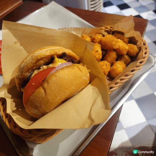 Burger Joys 係灣仔一間開咗好多年嘅美式漢堡店，位...