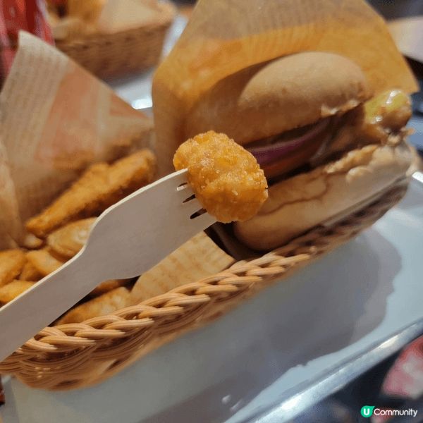 Burger Joys 係灣仔一間開咗好多年嘅美式漢堡店，位...