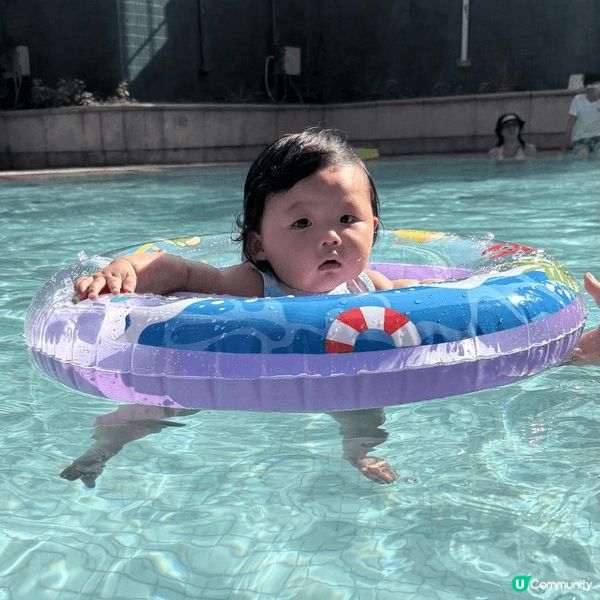 女兒的第一個夏天，天氣熱辣辣一定要去泳池玩水！好開心～😄