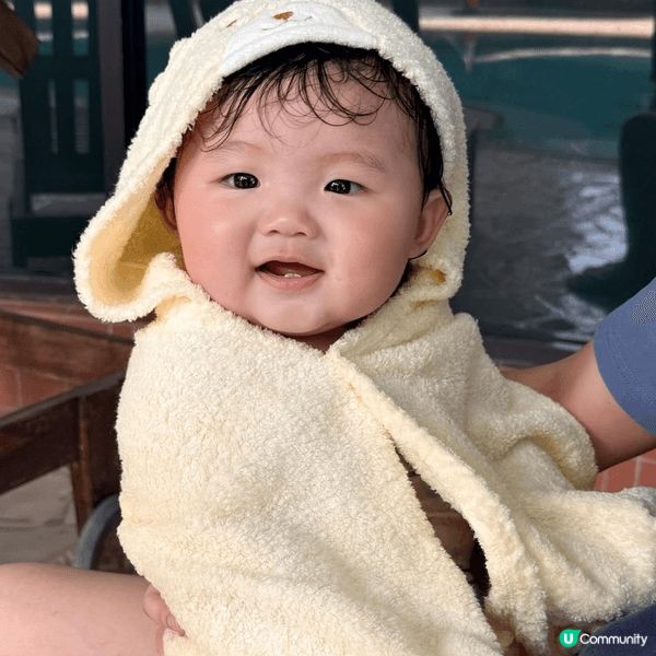 女兒的第一個夏天，天氣熱辣辣一定要去泳池玩水！好開心～😄