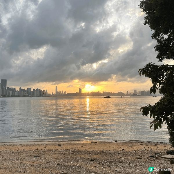 夏日炎炎，選址在鯉魚門欣賞黃昏無限好風景，品嚐美味佳餚，與一...