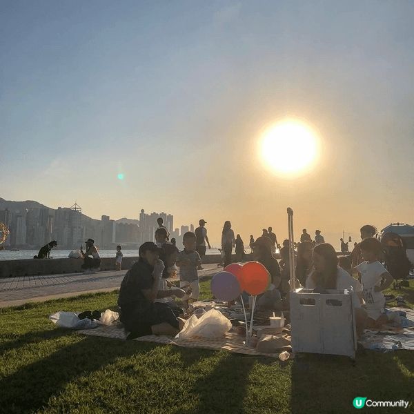 西九文化區草地寬敞，最啱同小朋友鋪墊野餐，邊食邊睇維港日落🌅...