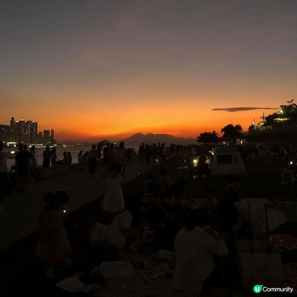 西九文化區草地寬敞，最啱同小朋友鋪墊野餐，邊食邊睇維港日落🌅...