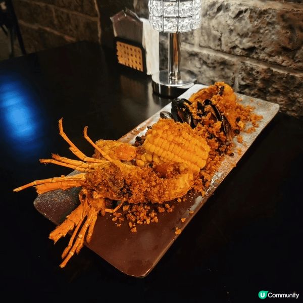 上環荷李活道呢間酒吧，用香港故事做cocktail同菜式主題...