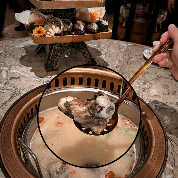  

〰️ 店舖裝潢選取香港起飛，繁華時代作為背景，亦展出年代感十足嘅聽筒、人力車，盛載食物裝盤亦顯出高...