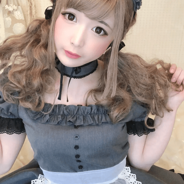 日本「網紅美少女」路邊食煙遭盤問🚬一開口警察令傻眼：打擾了🙏