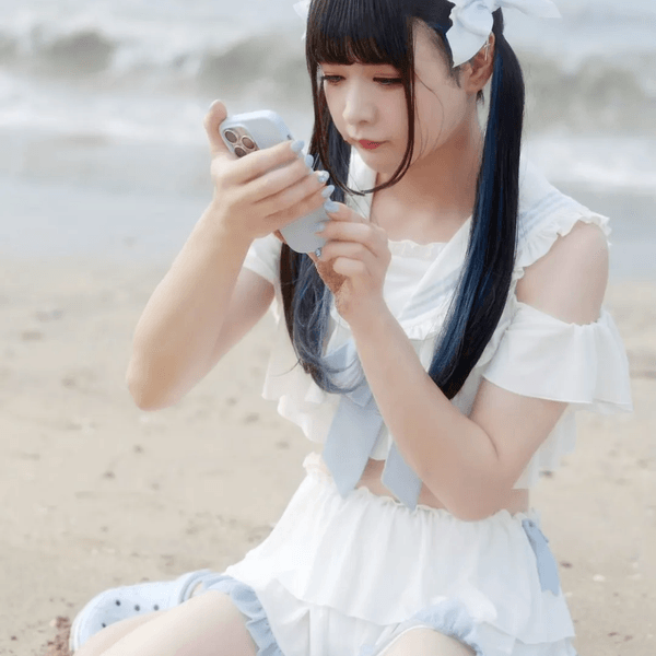 日本「網紅美少女」路邊食煙遭盤問🚬一開口警察令傻眼：打擾了🙏