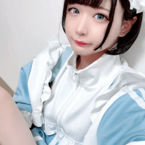 日本「網紅美少女」路邊食煙遭盤問🚬一開口警察令傻眼：打擾了🙏