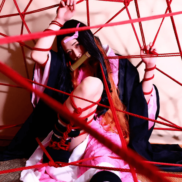 日本「網紅美少女」路邊食煙遭盤問🚬一開口警察令傻眼：打擾了🙏