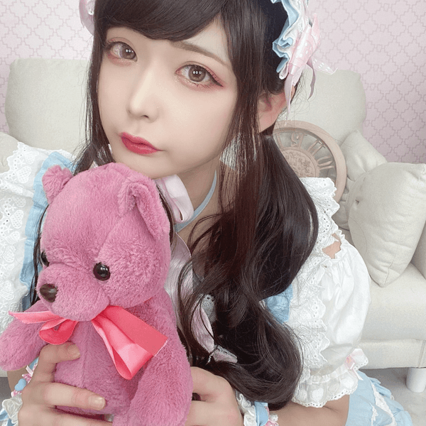 日本「網紅美少女」路邊食煙遭盤問🚬一開口警察令傻眼：打擾了🙏