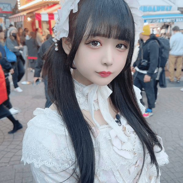 日本「網紅美少女」路邊食煙遭盤問🚬一開口警察令傻眼：打擾了🙏