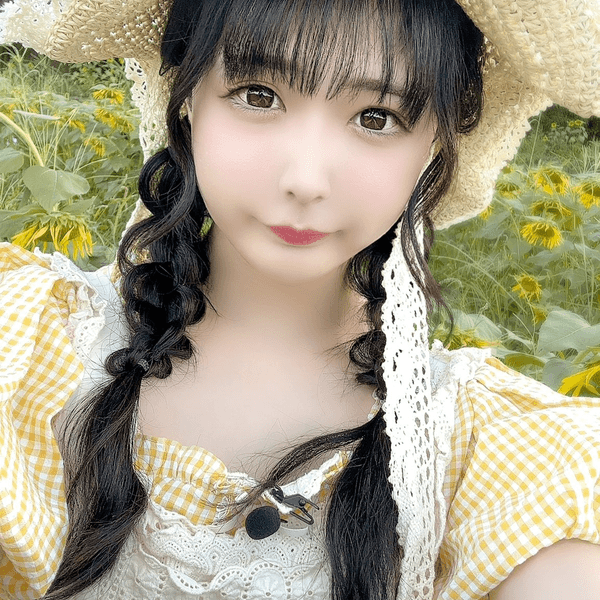 日本「網紅美少女」路邊食煙遭盤問🚬一開口警察令傻眼：打擾了🙏