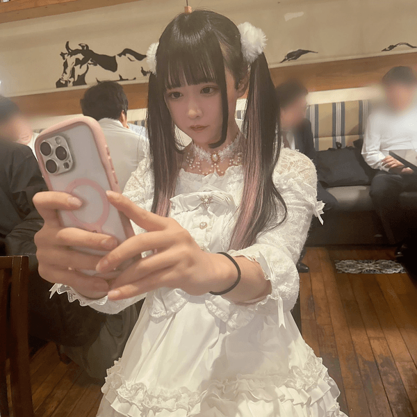 日本「網紅美少女」路邊食煙遭盤問🚬一開口警察令傻眼：打擾了🙏
