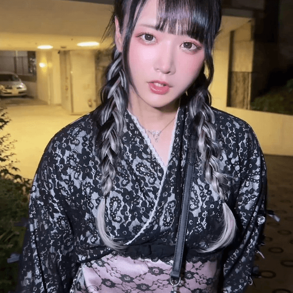 日本「網紅美少女」路邊食煙遭盤問🚬一開口警察令傻眼：打擾了🙏