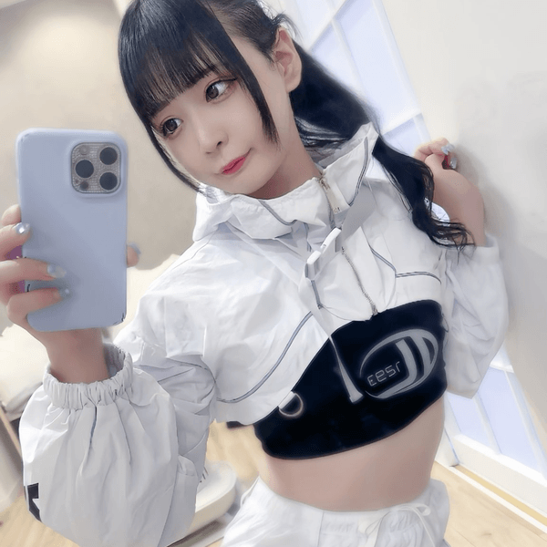 日本「網紅美少女」路邊食煙遭盤問🚬一開口警察令傻眼：打擾了🙏