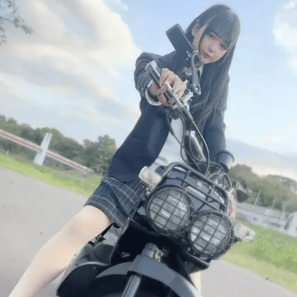日本「網紅美少女」路邊食煙遭盤問🚬一開口警察令傻眼：打擾了🙏