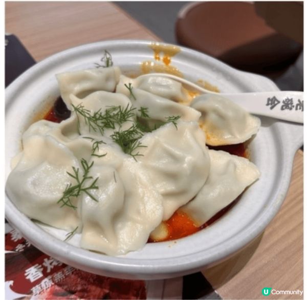 老碗會一間連鎖店，肉夾饃、大块醬骨頭、佢的的野荠菜餃真係好好...