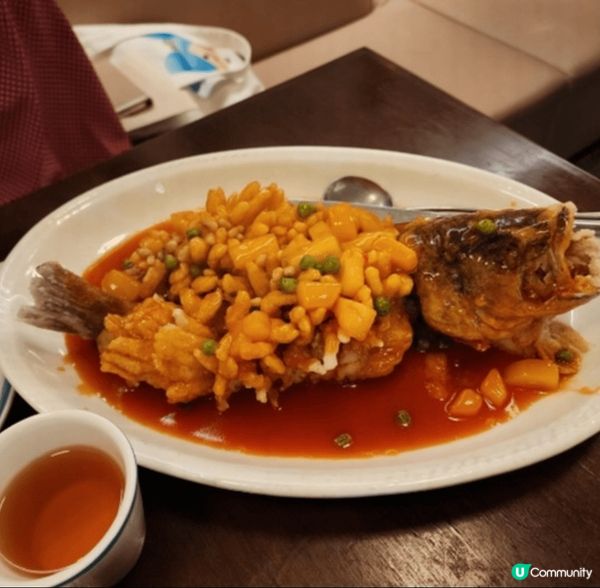 黃金蝦球配南瓜露筍，脆炸可口；