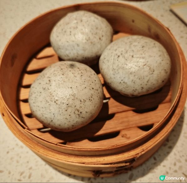 樂天皇朝的黑松露蝦子鍋塔豆腐夠特色, 其他甜品都唔錯, 價錢...