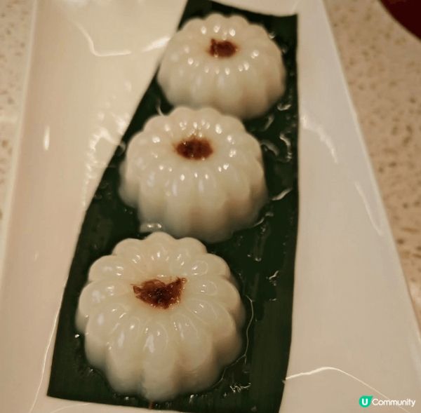 樂天皇朝的黑松露蝦子鍋塔豆腐夠特色, 其他甜品都唔錯, 價錢...