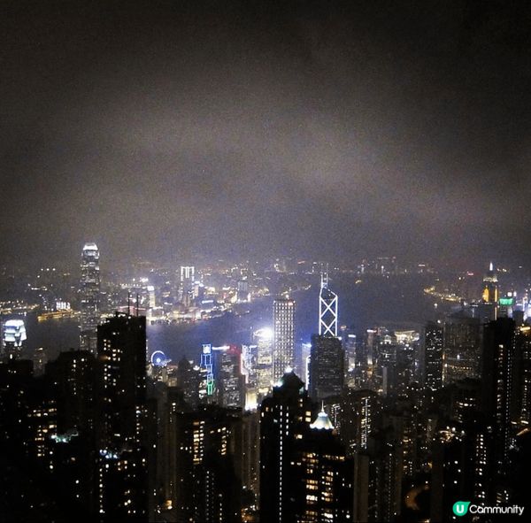 在香港，與家人一起去看不同的雜技團表演，非常精彩，拍手拍到手...