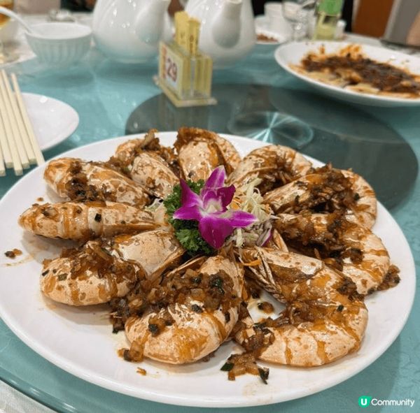 蒜蓉炒大虾！用剩下的蒜蓉下碗飯也是相当美味！