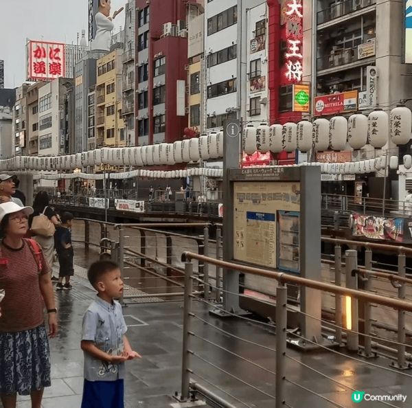黃昏在心齋橋筋步行街散步，現在天氣微涼，在橋邊欣賞日落，看?...