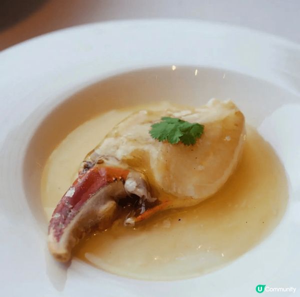 坐落響ICC香港麗思卡爾頓酒店102樓嘅米芝蓮餐廳-天龍軒,...