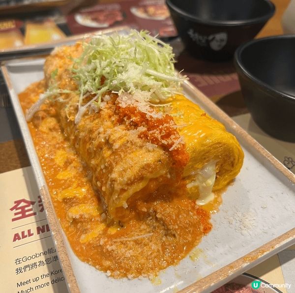 牛油餐包搭配Morton’s牛排館特製奶油，外皮酥脆、內層鬆...