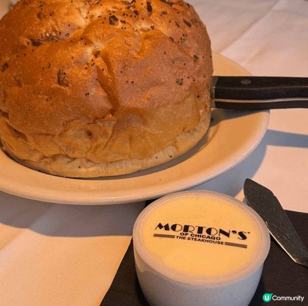 牛油餐包搭配Morton’s牛排館特製奶油，外皮酥脆、內層鬆...