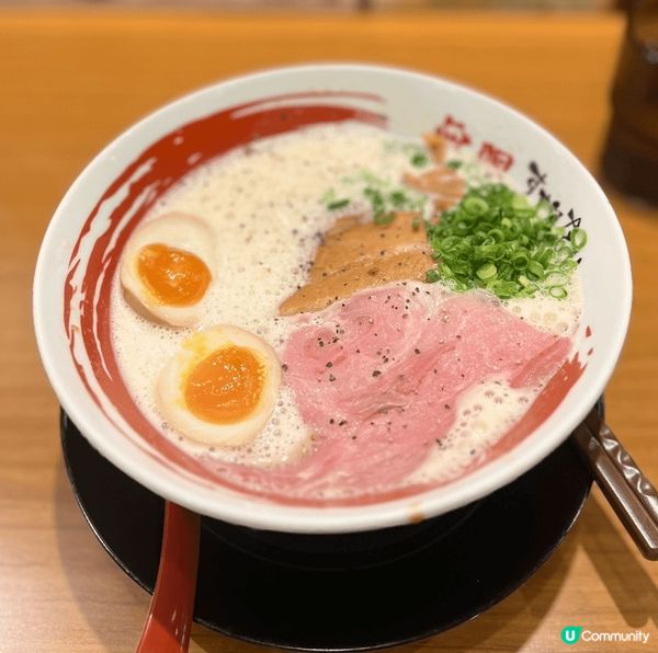 牛油餐包搭配Morton’s牛排館特製奶油，外皮酥脆、內層鬆...