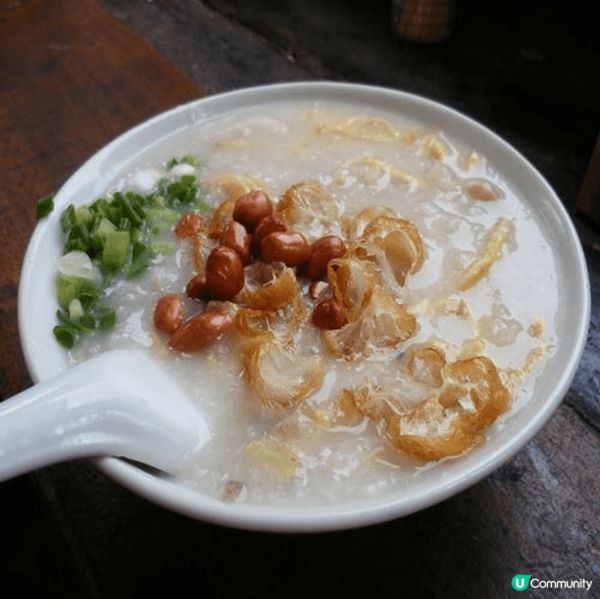 艇仔粥材料豐富，包括有瘦肉絲、爽口魷魚、豬皮、油炸鬼、花生、...