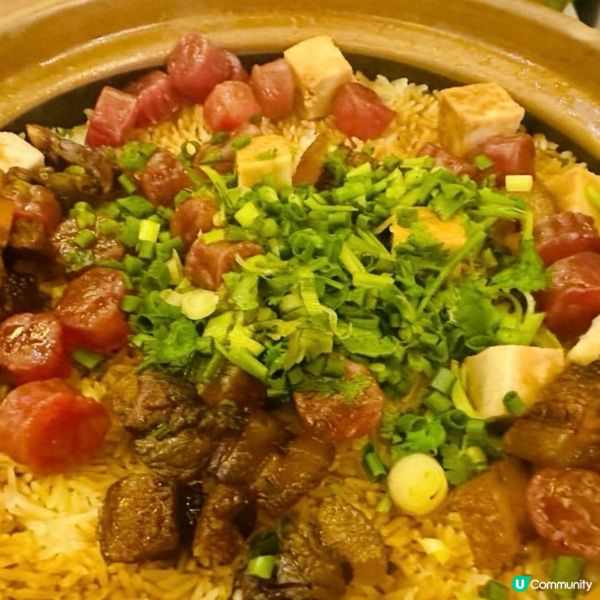 臘腸臘肉芋頭煲仔飯，香氣撲鼻，餡料十足，煲底飯焦蕉香
