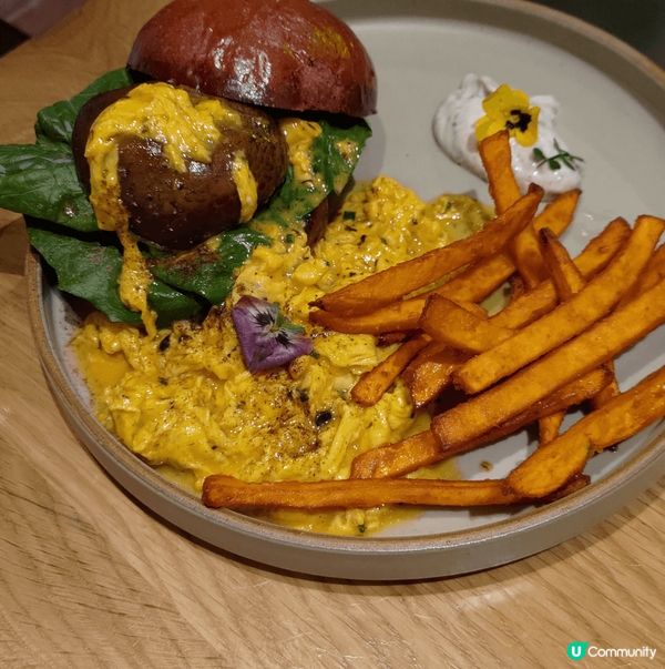 尖咀文青打卡Cafe📸！墨魚汁意粉超正😋！