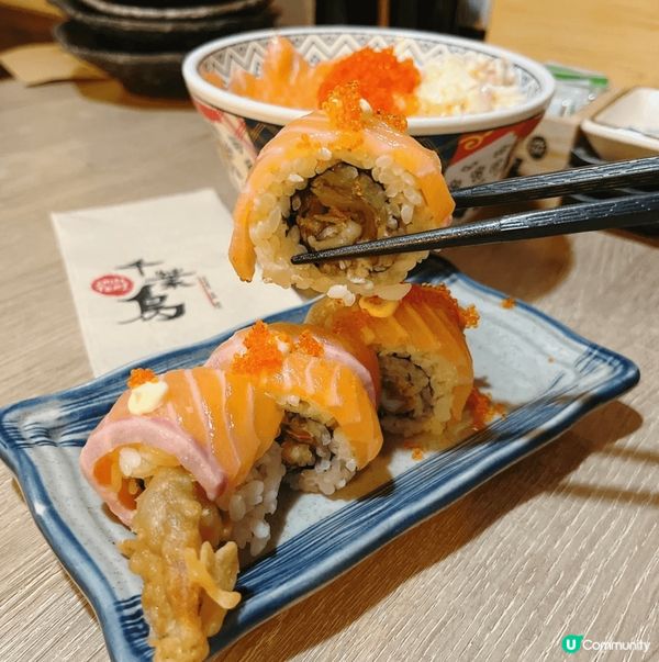 此分店開業半年左右，裝修具特色，餐枱間夠闊落，配上柔和嘅燈光...