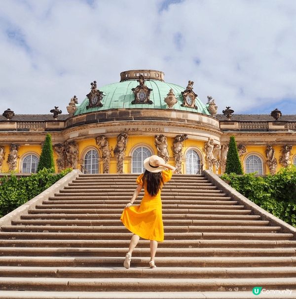 在富麗堂皇的德國波茨坦無憂宮外拍拍照～渡過了一個心情愉快的清...