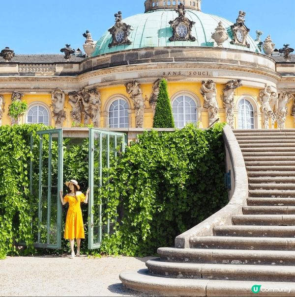 在富麗堂皇的德國波茨坦無憂宮外拍拍照～渡過了一個心情愉快的清...
