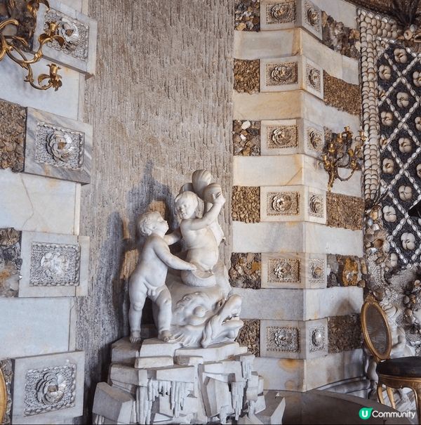 在富麗堂皇的德國波茨坦無憂宮外拍拍照～渡過了一個心情愉快的清...