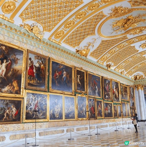 在富麗堂皇的德國波茨坦無憂宮外拍拍照～渡過了一個心情愉快的清...