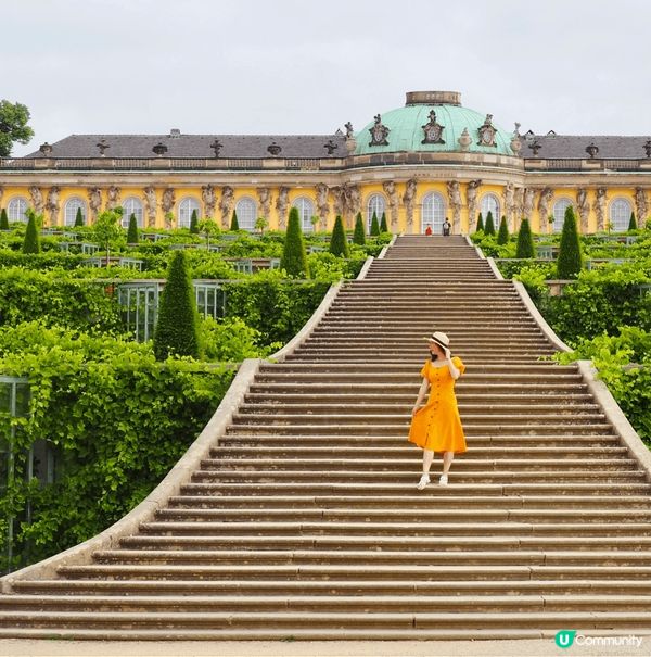 在富麗堂皇的德國波茨坦無憂宮外拍拍照～渡過了一個心情愉快的清...