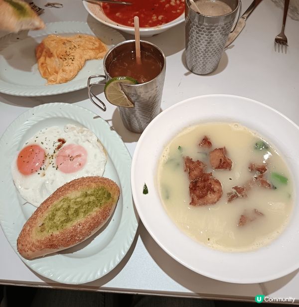 牛奶冰室香港仔分店新開張，大家都想試下新店，星期日10點半去...