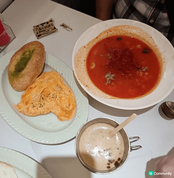 牛奶冰室香港仔分店新開張，大家都想試下新店，星期日10點半去...