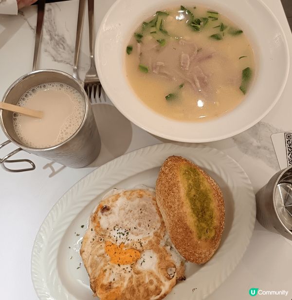 牛奶冰室香港仔分店新開張，大家都想試下新店，星期日10點半去...