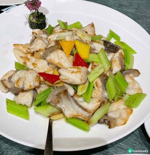 深圳鹽田港享用美味海鮮和小菜，價錢合理，位置又交通方便。