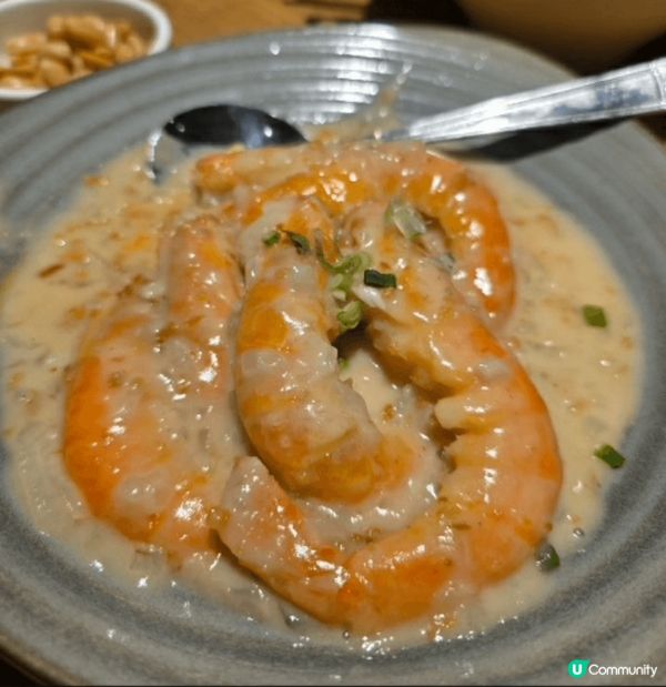 灣仔大有翡翠的中式菜有傳統的餃子，雲腿，蝦湯麵......