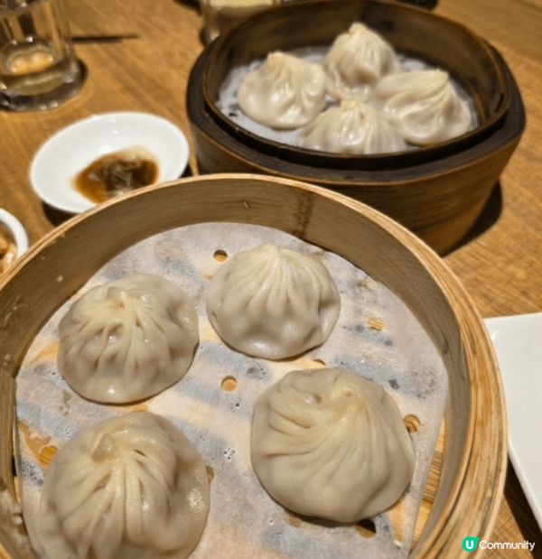 灣仔大有翡翠的中式菜有傳統的餃子，雲腿，蝦湯麵......