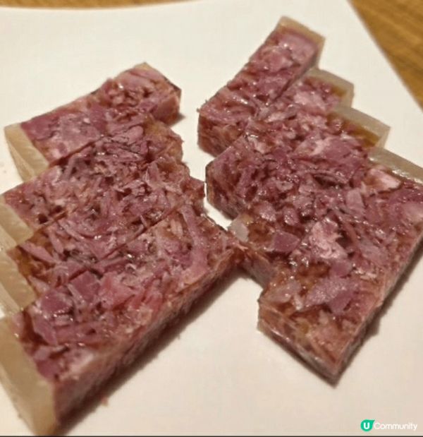 灣仔大有翡翠的中式菜有傳統的餃子，雲腿，蝦湯麵......