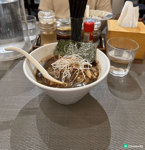 中西區三間特色店鋪，第一張為午餐時間日式快餐店，第二張為晚餐...