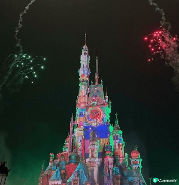 香港迪士尼的晚上光影展示煙花非常華麗，整個畫面佈滿不同的圖畫...